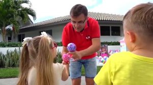 ДИАНА И РОМА - Диана и Рома играют в магазин мороженого