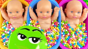 Мультики залипалки для детей. Смешиваем слайм и M&M's. Смотреть онлайн для детей и малышей.