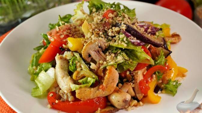 Свежесть и яркий вкус в одной тарелке! САЛАТ С КУРИНЫМ ФИЛЕ И ОВОЩАМИ
