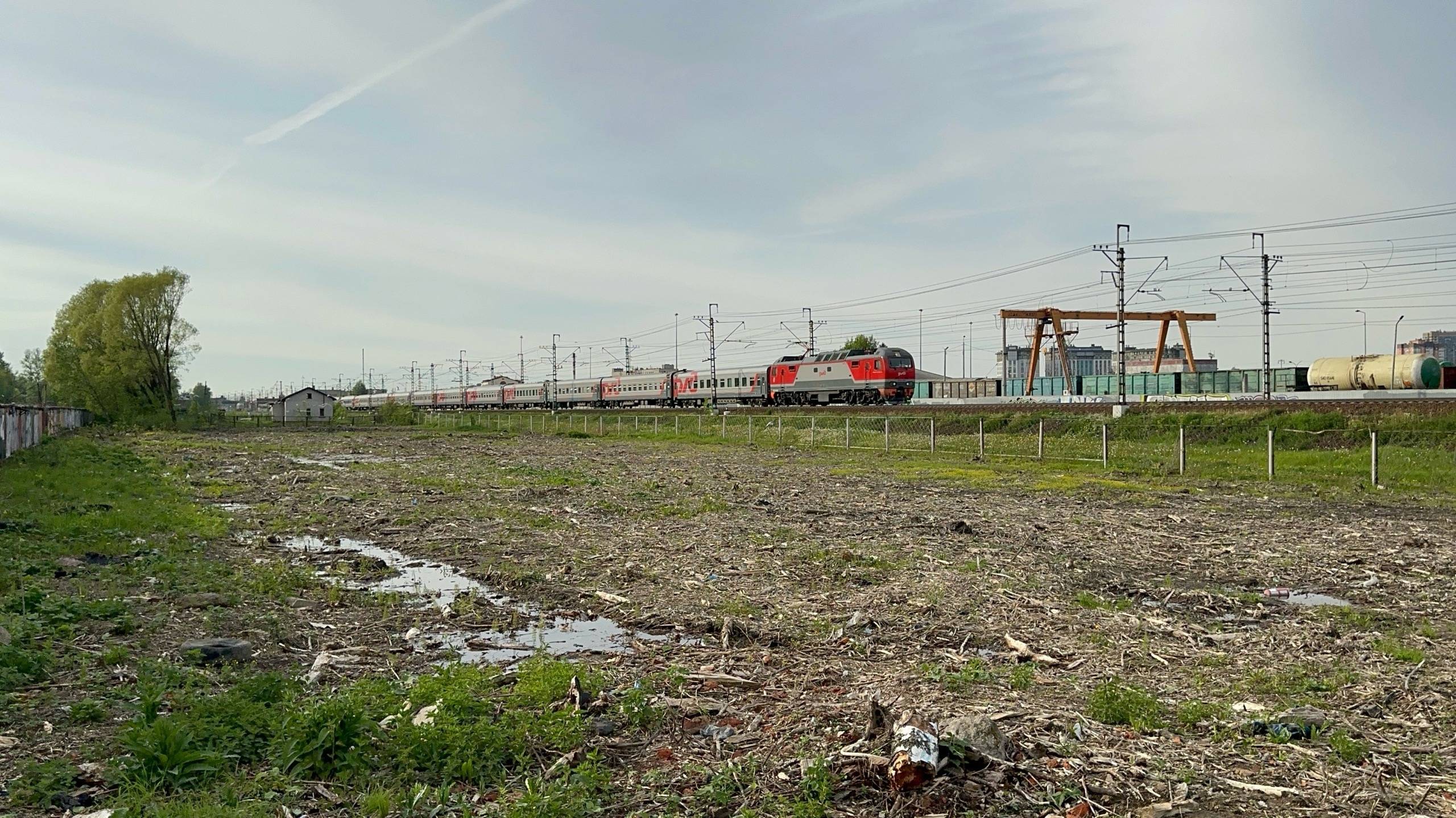 "Приветливый!" Электровоз ЭП2К с пасс.поездом на перегоне, май 2025 года