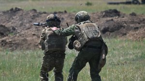 Штурмовики отрабатывают тактику прорыва укрепленных позиций ВСУ. Лучшее видео из зоны СВО