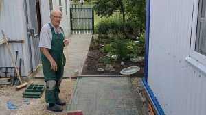 Укладываем тротуарную плитку, красим каркас навеса, украшаем палисадник. Жизнь в деревне. Июнь 2025