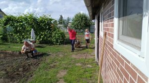 ЖИЗНЬ В ДЕРЕВНЕ/ДЕЛАЕМ ДВОР И ОГОРОД ЛУЧШЕ/СОСЕДИ ПОМОГАЮТ,РАБОТА ИДЁТ ВЕСЕЛЕЕ