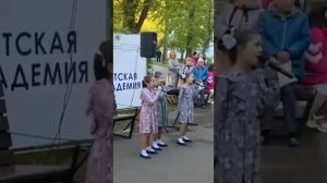 Хоть и не по возрасту песня,но до чего же хорошо поют!Признайте,песни прошлых лет намного красивей
