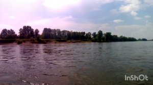 Вниз по течению.