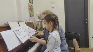 Разбор песенок "Свинка" и "Гу-та-та" с Амирой