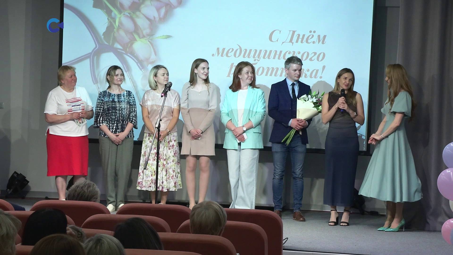 Коллектив городской детской поликлиники № 1 В Петрозаводске поздравили с Днем медработника
