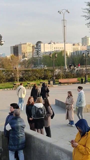 Уличные музыканты классно поют в Екатеринбурге