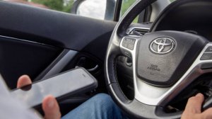В «Автодоре» предложат штрафовать водителей за просмотр фильмов за рулем