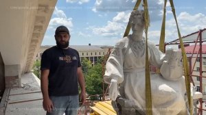 Санкт-Петербург возвращает отреставрированные фигуры в драмтеатр Мариуполя