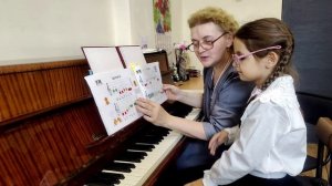 Пальчиковая гимнастика и способ расслабления рук для фортепиано на примере песенки "Цыплята"