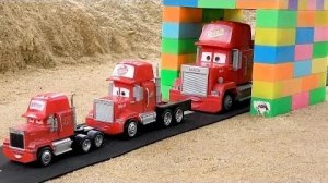 Грузовик Mack спасает попавших в аварию игрушки