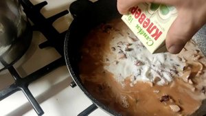 Очень вкусное блюдо из морепродуктов мидии, кальмары, креветки с гренками и плесневым сыром. Вещььь