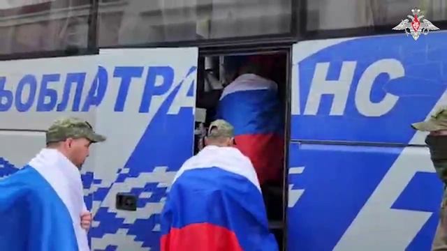 Кадры возвращенных из плена российских военных.