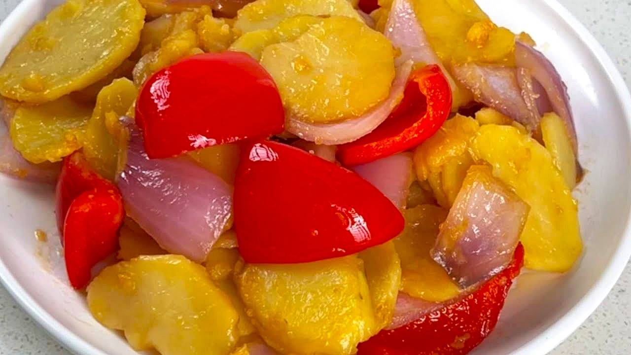 Быстрое и простое жаркое из лука и картофеля