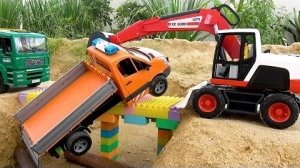 Игрушечная строительная машина спасает гигантский аварийный самосвал