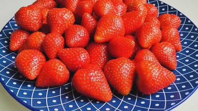 Пятиминутка из клубники - яркий цвет и аромат