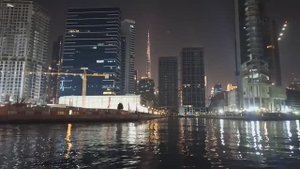 Лодки в Дубай канале. Успейте прокатиться, пока не подняли цены.