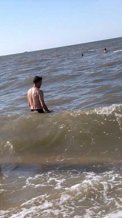 Огромные волны сшибают с ног в Азовском море