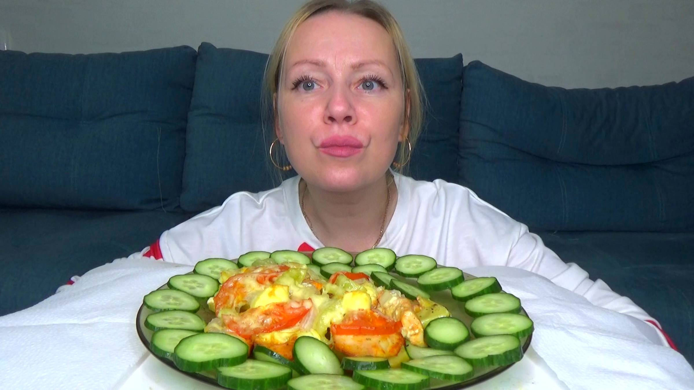 Мукбанг картошка с курой по французски, огурцы. Еда на камеру.