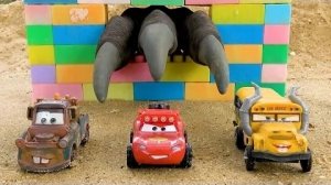 Коллекция игрушек Disney cars "Машинки-спасатели в пещере"