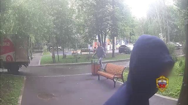 В центре столицы полицейскими по горячим следам раскрыто разбойное нападение на москвича