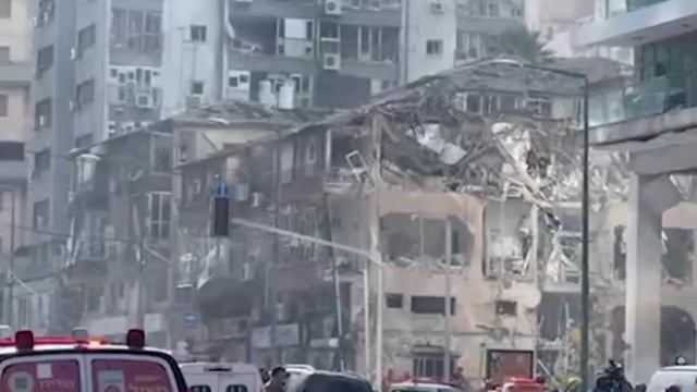 ‼️🇮🇷🇮🇱Иранская ракета упала в районе делового центра Тель-Авива