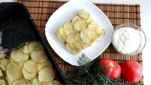 Запеченный молодой картофель с фаршем и кабачком