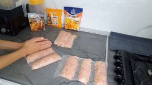 Куриные наггетсы в темпуре. Сметанный соус. Заготовка кусочков мяса в морозилку.