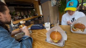 Пробуем бургеры🍔 в Salut! и миндальный круассан🥐с авторским кофе ☕️🍓🥛 в Salut specialty coffe