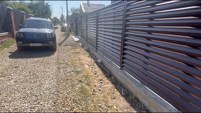 Забор жалюзи с площадкой и септиками.