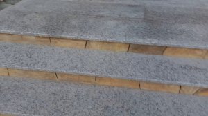 Крыльцо из гранитных плит