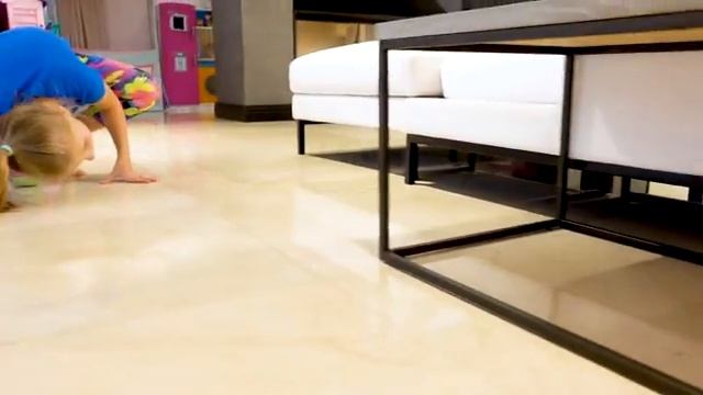 Дети играют в прятки в доме или Hide and seek