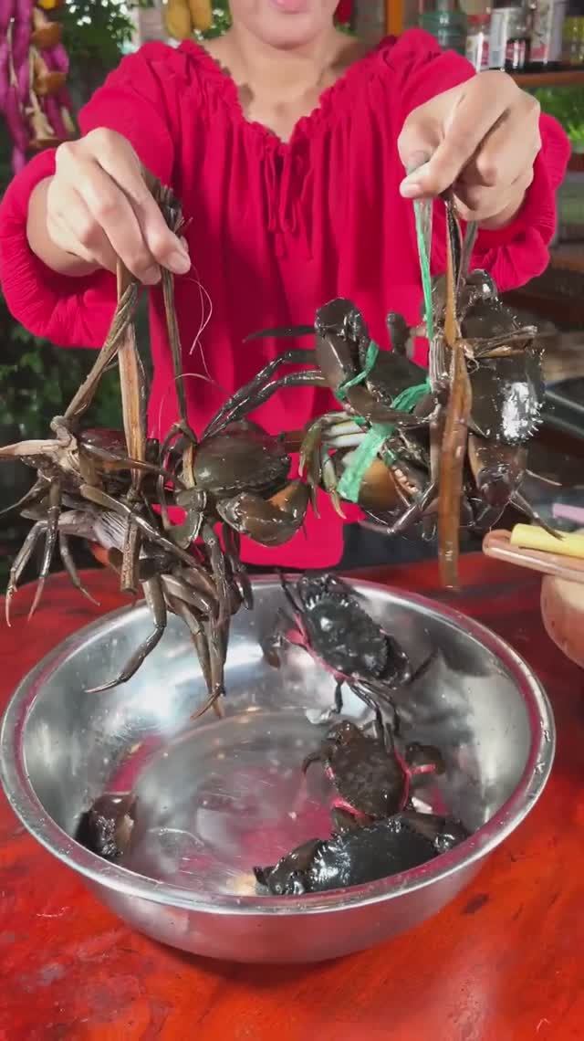 Удивительное приготовление больших грязевых крабов с солеными яйцами