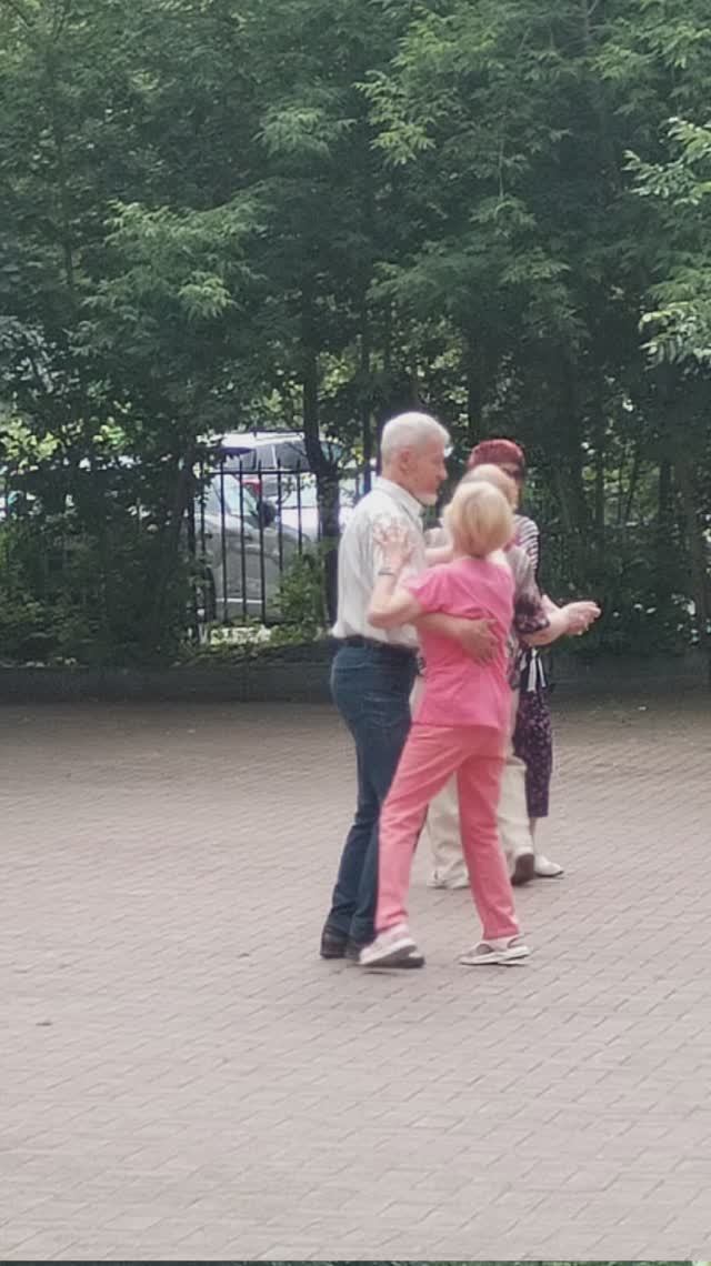 Летняя танцевальная площадка в парке.