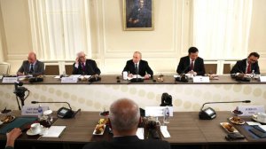 Песков: ночная встреча Путина с руководителями крупных СМИ — оправданная практика
