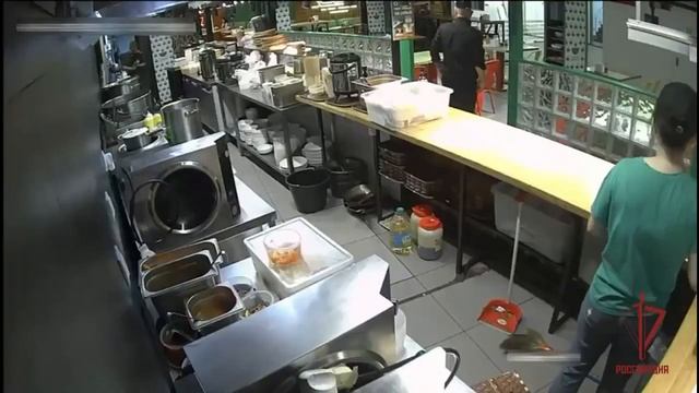 Вьетнамец устроил жёсткий погром в кафе в центре Москвы из-за невкусного супа !!!