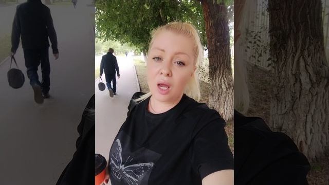 Должникам.