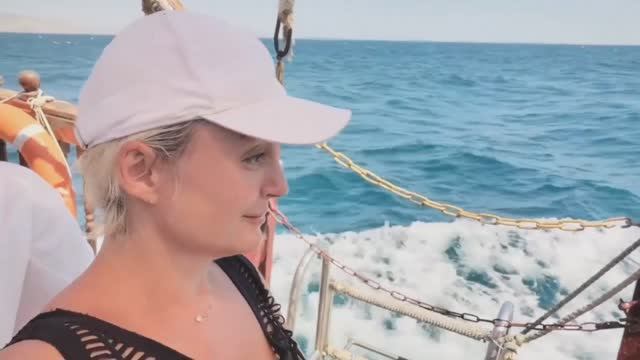 ИИ настраивает на отпуск 🌴🌊 | Пальмы, море и AI-лав стори 💖