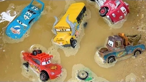 Машинки Disney Pixar падают в воду: Молния Маккуин, Тоу Мэтр, Диноко, Джексон Шторм