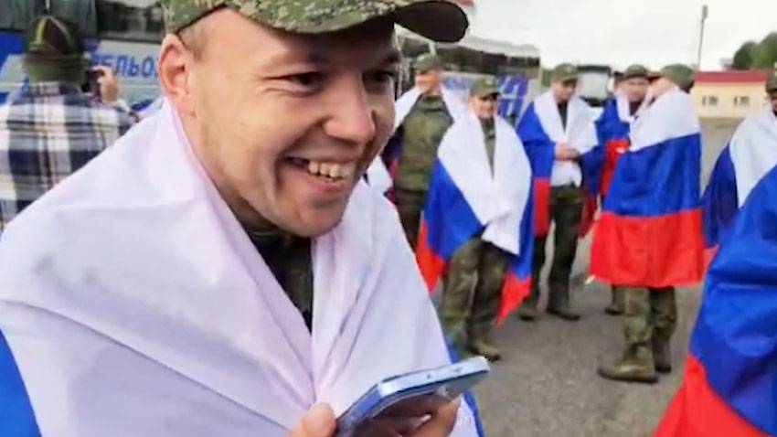 Вернувшиеся из украинского плена россияне позвонили своим родным и близким