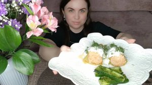 Объедаемся фаршированными перцами и малосольными огурчиками, мукбанг по-домашнему.