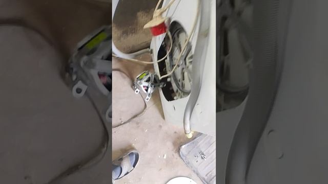 стиральная машинка индезит не блокирует дверь, не начинает работу.