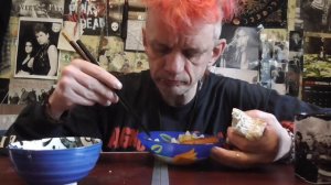 мукбанг жареная картошка с сосиськами огурец яйца и сок мультифрукт