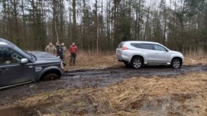 Шевроле нива против Дискавери 4..Утопили уаз..