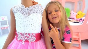 Диана и Рома Диана и Мэгги притворяются, что играют с игрушками для девочек