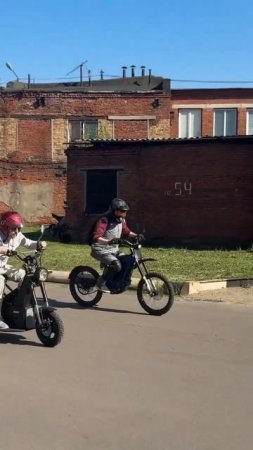 Заезд на разгон: #surron на 58T звезде против Charger R12 #electricscooter #ebike #электросамокат