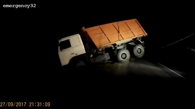 Грузовой эвакуатор. Вытаскивание из кювета и постанов смотреть онлайн