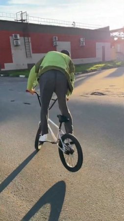 Дэнчик выделывается на BMX. А ещё он приложил руку практически ко всем нашим байкам за последний год
