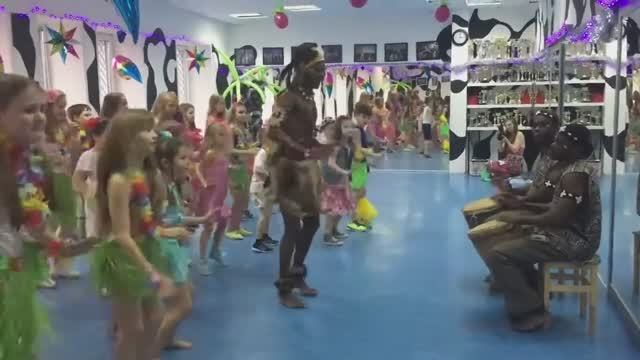 Шоу барабанов и танцы - Детский гавайский новый год